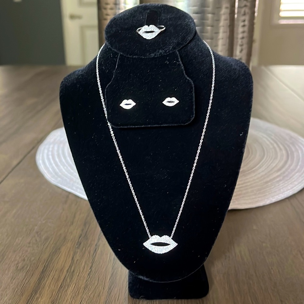 Beautiful 14kt White gold Diamond Lip Set